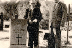 Alberts Pakalns veido kapu pieminekļus (1950-tie)